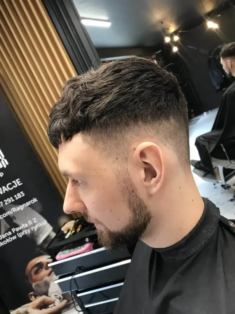 Texturowany crop z płynnym fade po bokach oraz krótko wymodelowaną brodą